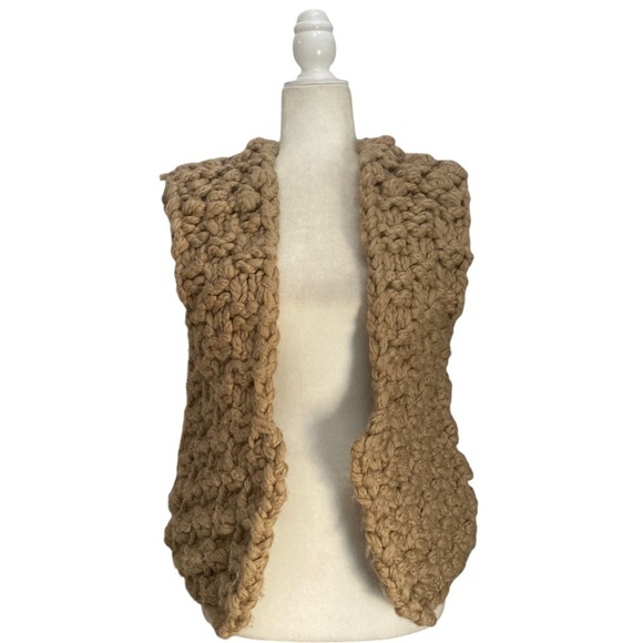 Allude Chunky Knit Sleeveless Sweater Vest in Caramel - Picture 7 of 11